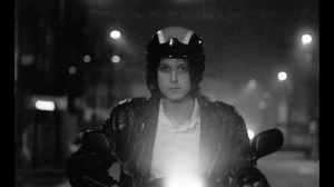 TU TOURNES EN ROND DANS LA NUIT ET TU ES DÉVORÉ PAR LE FEU